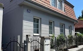 Entzueckende Kleine Vorstadtvilla